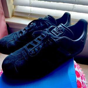 7 1/2 US - Black/Black ADIDAS Gazelles Originals